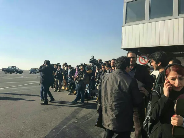 انتظار خبرنگاران در فرودگاه