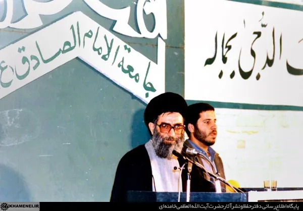 دانش‌گاه | حضور در مراسم میلاد پیامبر اکرم (ص) و امام جعفر صادق (ع) و پایان هفته وحدت در دانشگاه امام صادق(ع‌)، 28 آبان 1365
