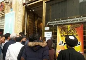 عکس/ توزیع هدیه متبرک رضوی به زائرین اربعین