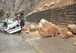 فیلم| ریزش هولناک کوه روی خودروها در هند