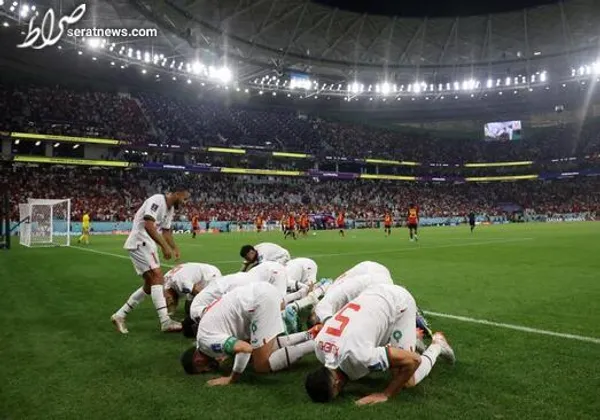 سجده شکر بازیکنان مراکش پس از زدن نخستین گل به بلژیک. مراکش در روز هشتم بازی ها با نتیجه 2 بر صفر بلژیک را شکست داد./ رویترز 