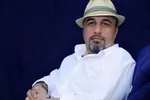 رضا عطاران در این فیلم نقش مادرش را بازی می‌کند