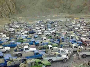 عکس/عبور خط مرزی دو کشور از داخل کتابخانه