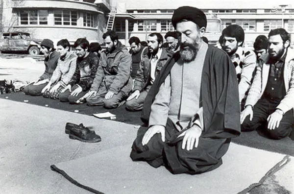  اقامه نماز جماعت به امامت آیت الله بهشتی در حیاط دفترمرکزی حزب جمهوری اسلامی 