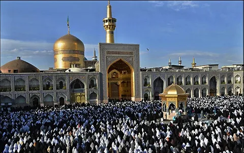 اقامه نماز آیات برای طولانی ترین ماه گرفتگی قرن در حرم امام رضا(ع)