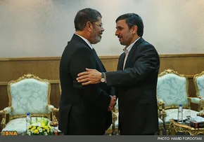 عکس/پلاکارداستقبال‌کنندگان ازاحمدی‌نژاد