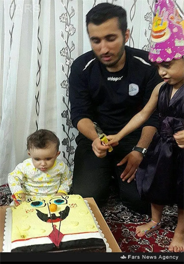  شهید محمد حسین میردوستی در کنار فرزندش 