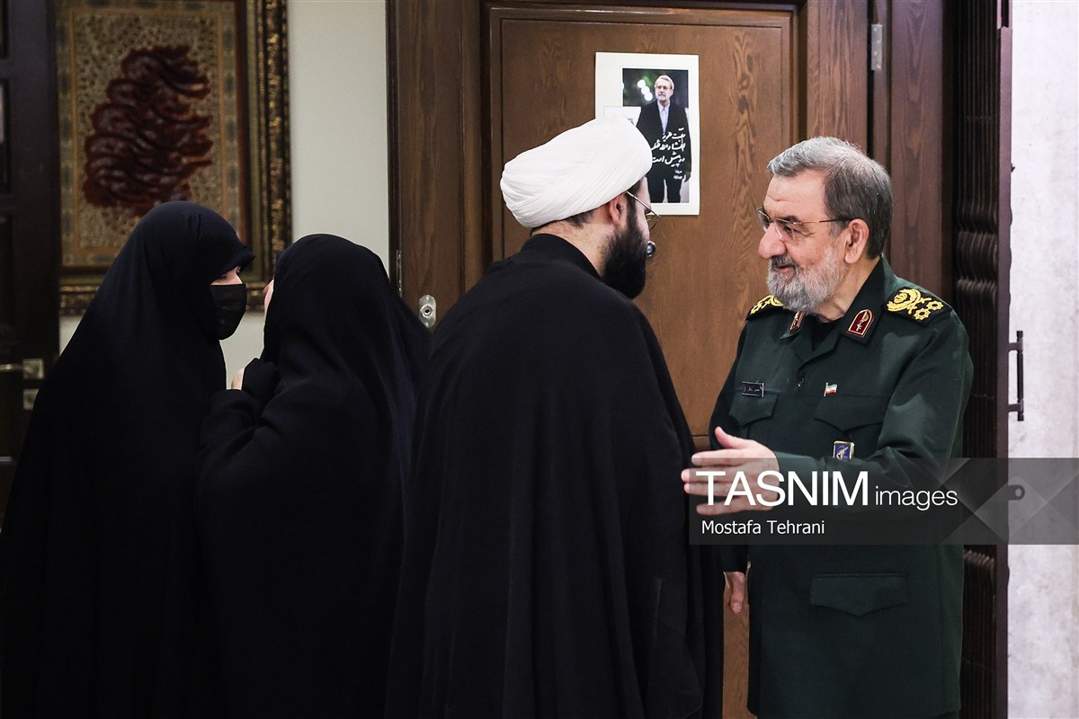تصاویر| حضور دبیر شورای عالی امنیت ملی در منزل شهید لاریجانی تصاویر| حضور دبیر شورای عالی امنیت ملی در منزل شهید لاریجانی