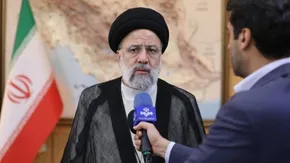 فیلم/ انتقال پیکر رئیس جمهور و همراهان توسط امدادگران هلال احمر و تکاوران نیروی زمینی ارتش به مناطق پایین دست