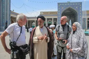 فیلم/ گل‌آرایی مضجع شریف حرم بانوی کرامت با حضور شیخ زکزاکی