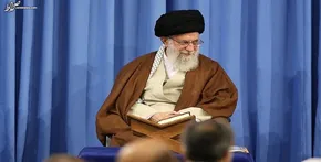 فیلم| لحظه ورود رهبر انقلاب به محفل انس با قرآن کریم در حسینیه امام خمینی (ره)