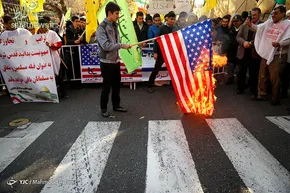 تصاویر/ آتش‌سوزی مهیب انبار چوب در حاشیه تهران