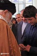 لاریجانی از علیرضا کریمی تقدیر می‌کند