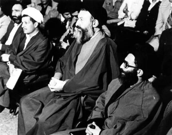  اسفند1357، آیات بهشتی، خامنه‌ای و هاشمی رفسنجانی در یکی از جلسات در دفترحزب جمهوری اسلامی 