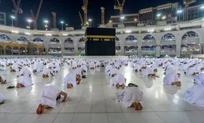 فیلم / برخورد پلیس سعودی با عکس گرفتن در مقابل کعبه با پرچم فلسطین