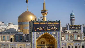 تصاویر| نصب کتیبه‌های ایام شهادت امام رضا (ع) در حرم رضوی