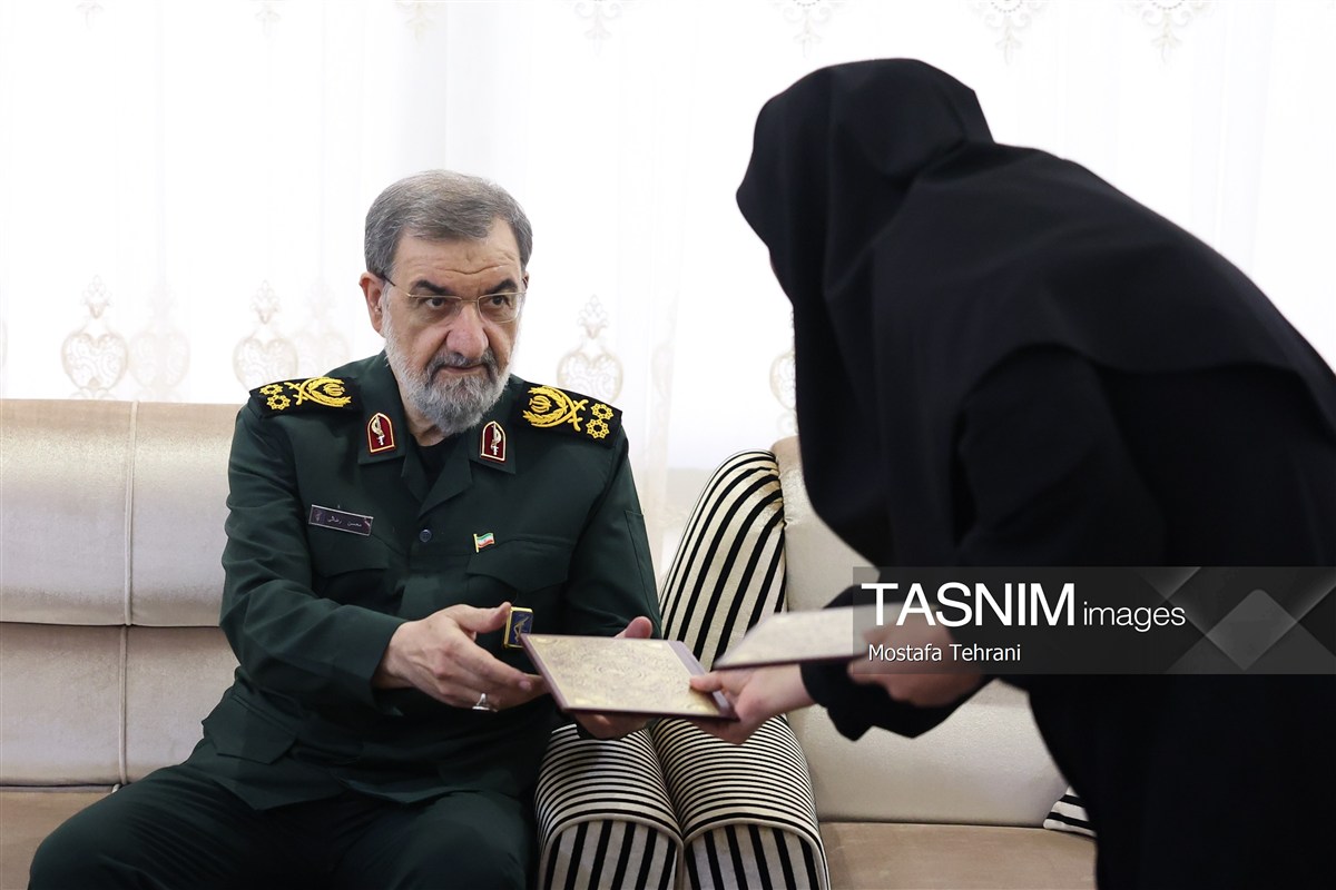 تصاویر| حضور دبیر شورای عالی امنیت ملی در منزل شهید لاریجانی تصاویر| حضور دبیر شورای عالی امنیت ملی در منزل شهید لاریجانی