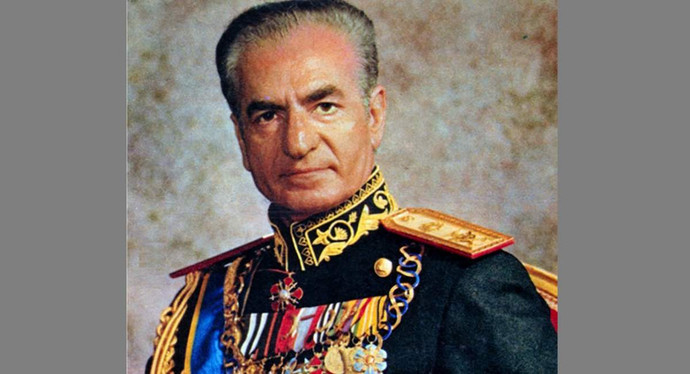 فیلم| می‌دانید چرا محمدرضا پهلوی این‌همه مدال داشت؟