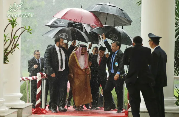 سلمان بن عبدالعزیز پادشاه عربستان و جوکو ویدودو رییس جمهور اندونزی زیر بارش سنگین باران