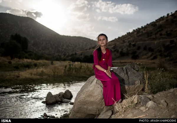 بهنوش ۱۰ سال دارد. او در روستای نشکاش زندگی می‌کند. بهنوش در اثر انفجار مین و اصابت ترکش، از ناحیه سینه و شکم دچار آسیب‌ شده است.