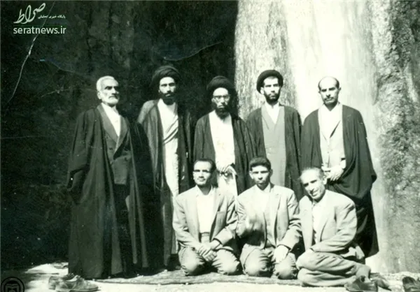 شهید آیت‌الله سید عبدالحسین دستغیب در کنار برادر، فرزند و تنی چند از اعضای خاندان
