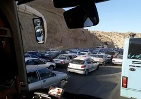 عکس/ اقامه نماز اربعین با رعایت پروتکل‌ها در حرم رضوی