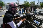 انفجار نزدیکی فرودگاه کابل؛ طالبان: ۱۳ نفر کشته شدند+ عکس