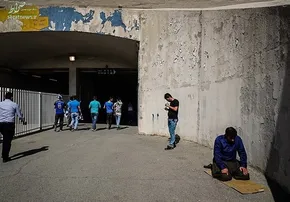 عکس/رونمایی از پرچم «لبیک یا حسین» در ورزشگاه
