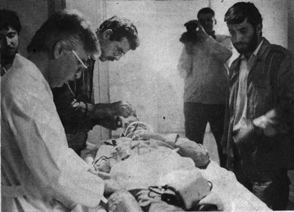 سال 1348‌، مدرسه محمودیه: چند تا از همکلاسی‌هایم‌، دستشان را به شکل هفت‌تیر گرفته‌اند. نمی‌دانم شاید من هم سودای چنین کاری را داشتم‌، ولی وجود معلم بالای سرم...