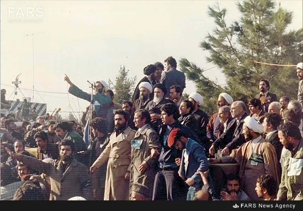 10- لحظات اولیه استقرار امام خمینی در جایگاه سخنرانی در بهشت زهرای تهران
