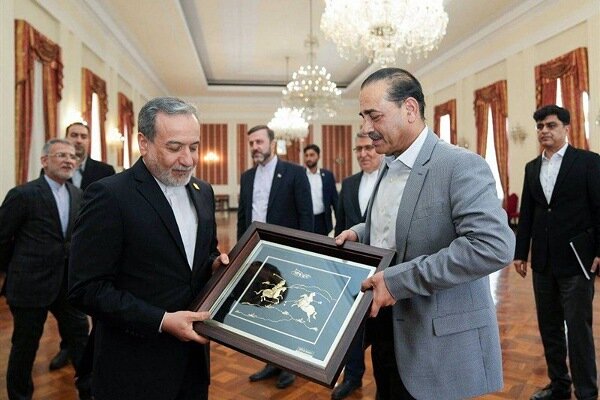 عکس| اهدای تابلوی ورزش کهن ایران به فرمانده ارتش پاکستان