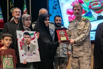 تصاویر| اعطای نشان فداکاری به خانواده شهدای ارتش