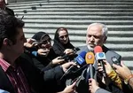 توییت آشنا درباره قدم زدن و گفت‌وگوی روحانی و پوتین