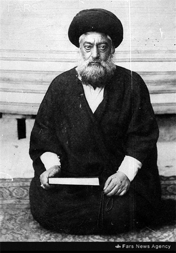 5- آیت الله سید محمد طباطبایی در منزل شخصی
