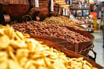 نگران سیاه شدن دست‌هایتان هنگام گردو خوردن نباشید!