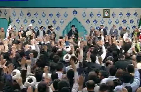 فیلم| لحظه ورود رهبر انقلاب به محفل انس با قرآن کریم در حسینیه امام خمینی (ره)