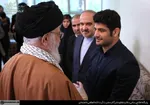 لاریجانی از علیرضا کریمی تقدیر می‌کند