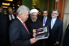 عکس/اقتدای روحانی‌وسیدحسن به هاشمی