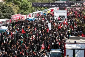 اقامه عزای اربعین در خیابان‌های پایتخت؛ جاماندگان به میدان آمدند+ عکس و فیلم