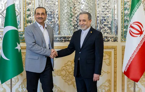 تصاویر| دیدار فرمانده ارتش پاکستان با وزیر امورخارجه ایران
