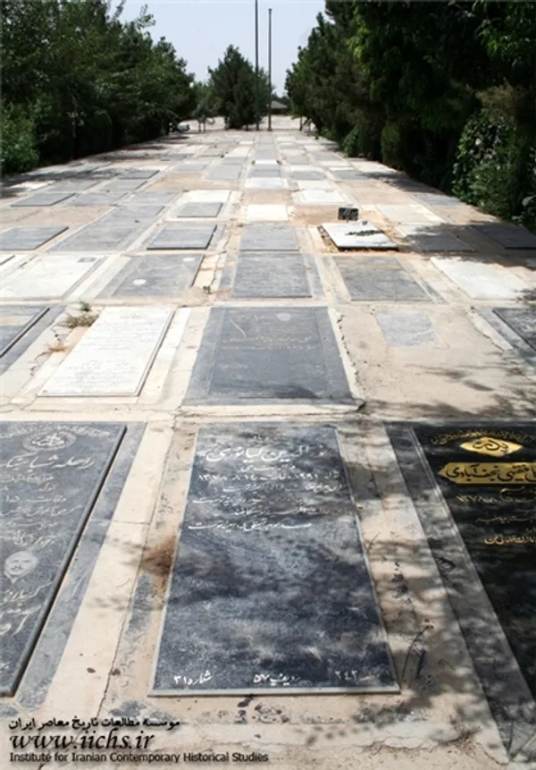 قبر نورالدین کیانوری دبیرکل حزب توده ایران در بهشت زهرای تهران