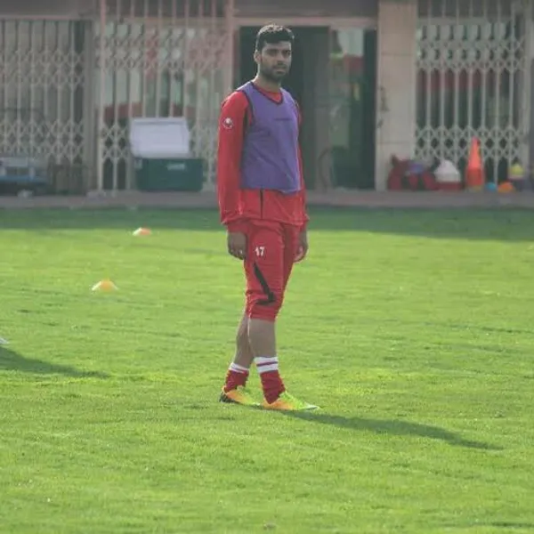  مهدی طارمی: او با دسته‌‌گل، آماده به یراق در خط حمله پرسپولیس ایستاده است، چشم در چشمان تیزبین سرمربی تیم ملی ایران.