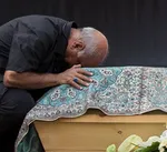 عزت‌الله انتظامی در کنار خسرو شکیبایی آرام گرفت +عکس