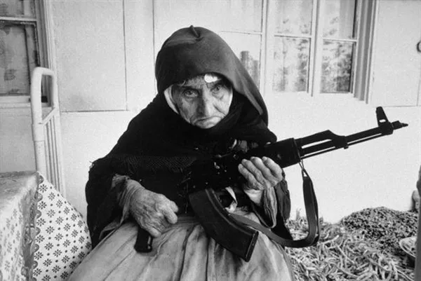  یک زن 107 ساله ارمنی در حال محافظت از خانه خود با سلاح در سال 1990
