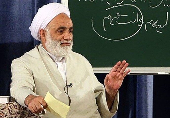 فیلم| حضور قرائتی در رواق دارالذکر و مزار رهبر شهید