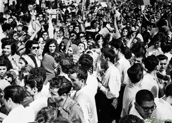 گاردین سپس مدعی شده در روز برگزاری همه‌پرسی، حتی زنان هم که حق رأی نداشتند با تحریک اعضای حزب توده و برای تشویق مردان به رأی دادن، در میدان‌های شهر حضور یافتند13 مرداد 1332