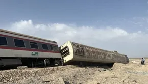 عکس/ مسافران آویزان برقطار!
