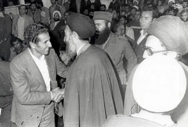  اسفند1357، عبدالسلام جلود در کنار آیات بهشتی و خامنه ای در یکی از جلسات در دفترحزب جمهوری اسلامی 