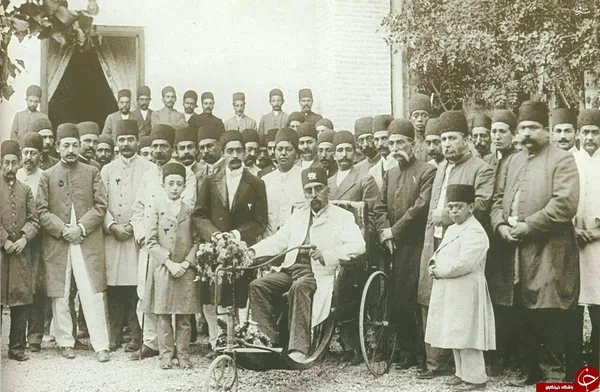 مظفر الدین شاه سوار بر سه چرخه