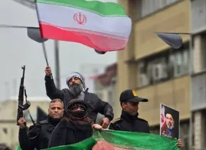 فیلم| لحظه اصابت موشک به ساختمانی در نزدیکی محل حضور رئیس قوه قضاییه در راهپیمایی روز قدس